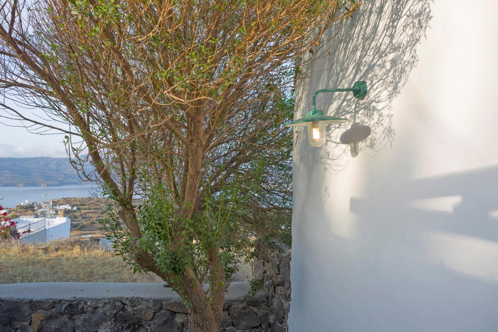 Marketos Windmill And Houses Trypiti Bagian luar foto