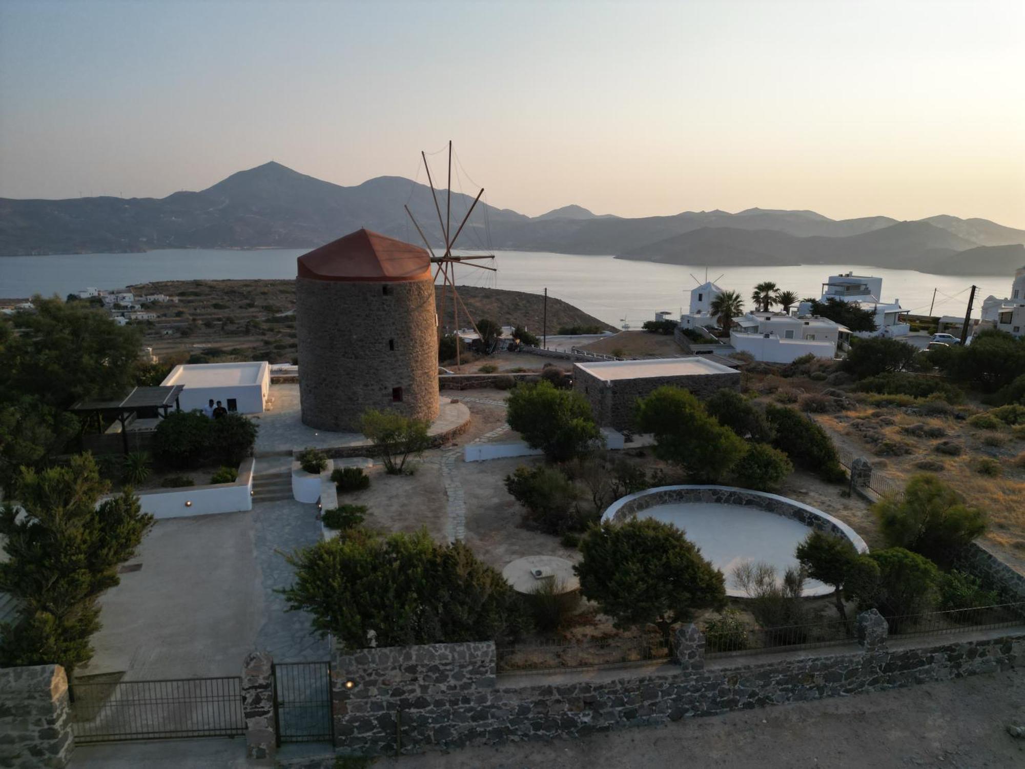 Marketos Windmill And Houses Trypiti Bagian luar foto