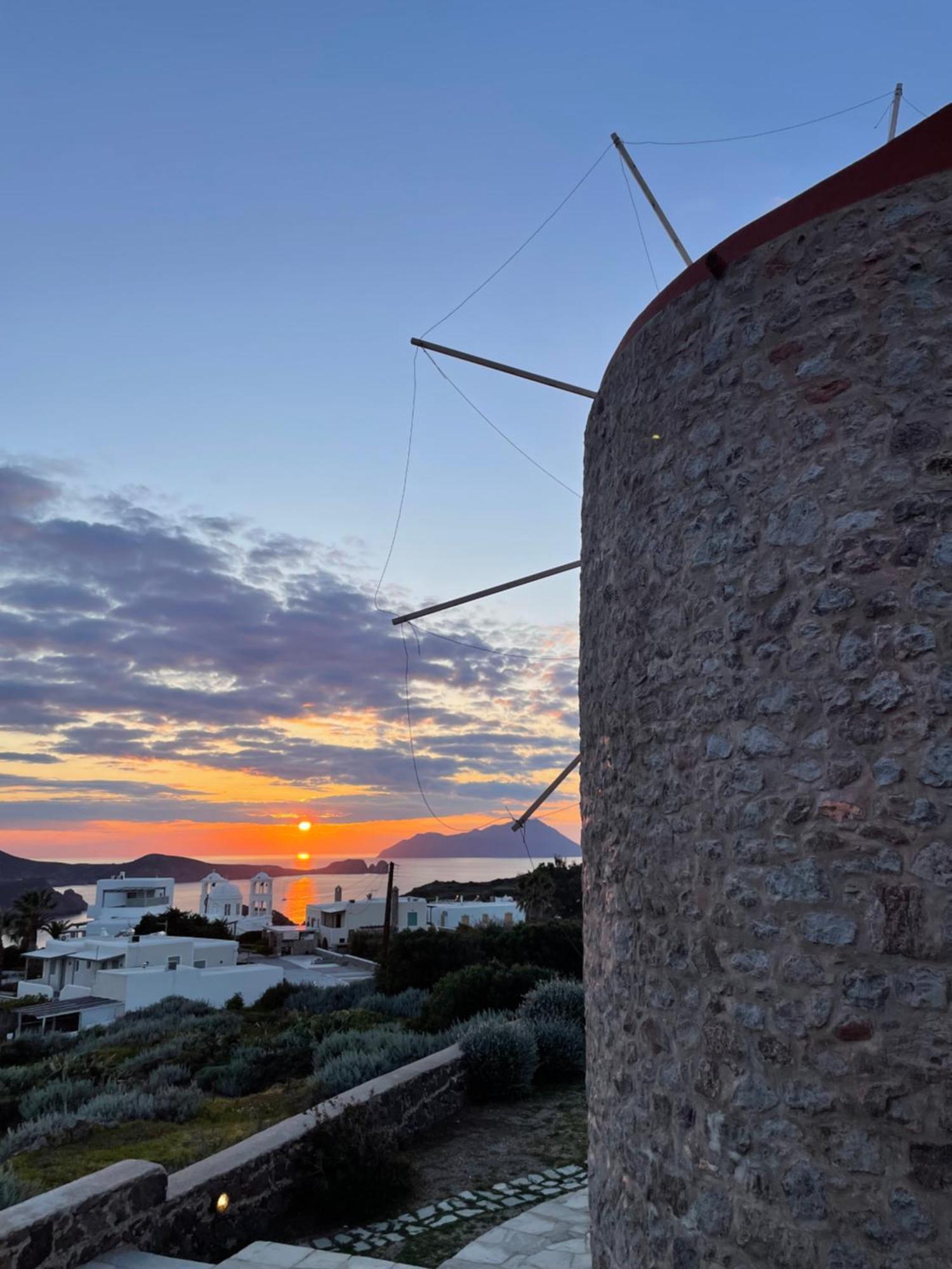 Marketos Windmill And Houses Trypiti Bagian luar foto