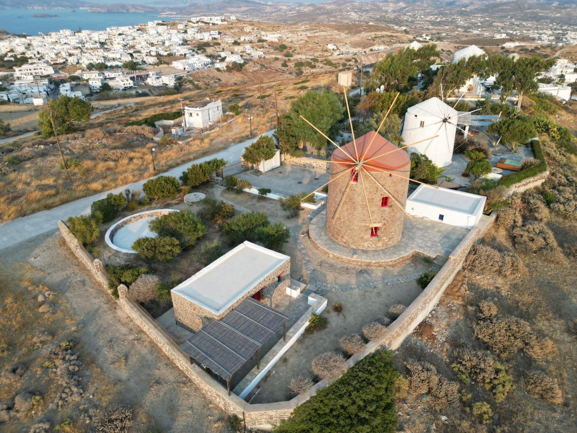 Marketos Windmill And Houses Trypiti Bagian luar foto
