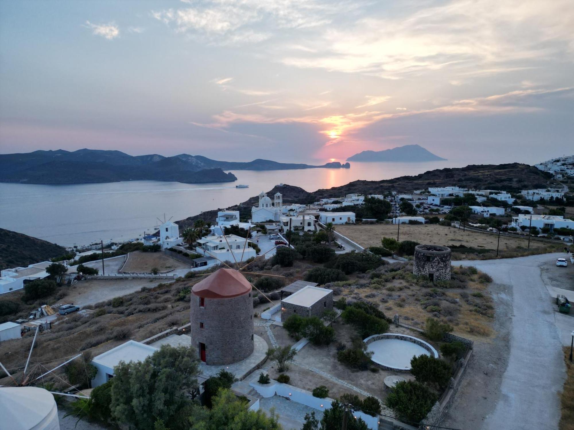 Marketos Windmill And Houses Trypiti Bagian luar foto